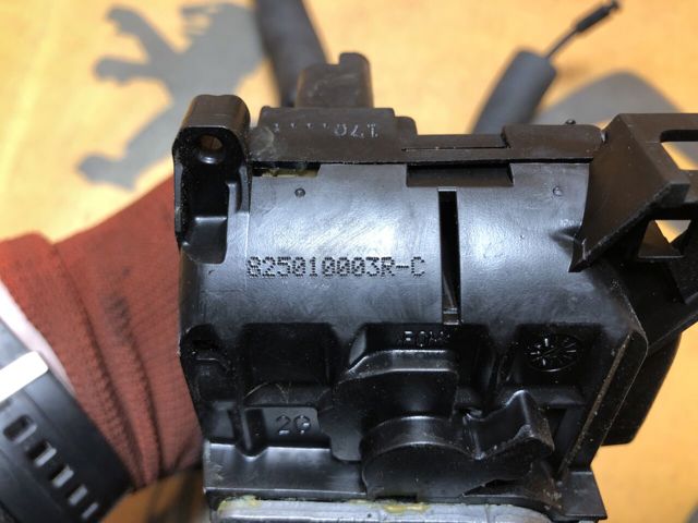 Замок двери задней левой 825010003R RENAULT