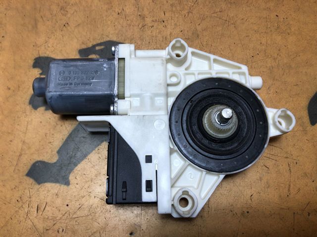 Мотор стеклоподъемника двери задней, левой 827310001R RENAULT