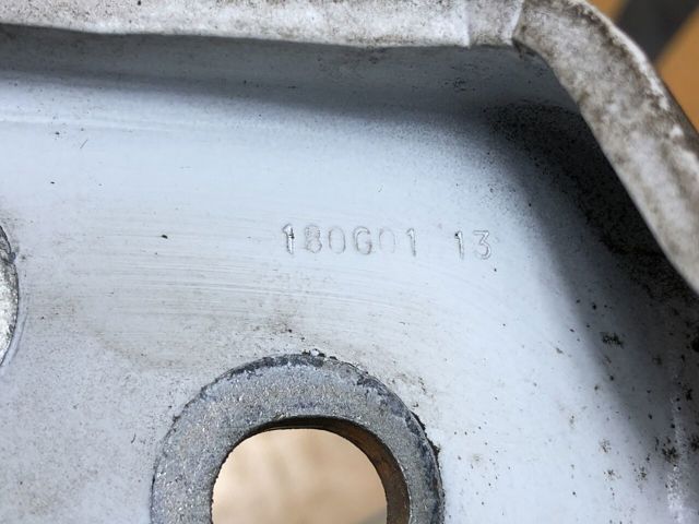 Петля задней двери, левой 8717C0 PEUGEOT