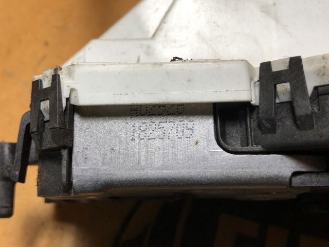 PEUGEOT 9137N7 Замок двери боковой сдвижной правой в наличии Одесса