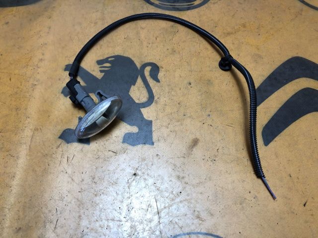 Повторитель поворота на крыло Citroen C-Elysee