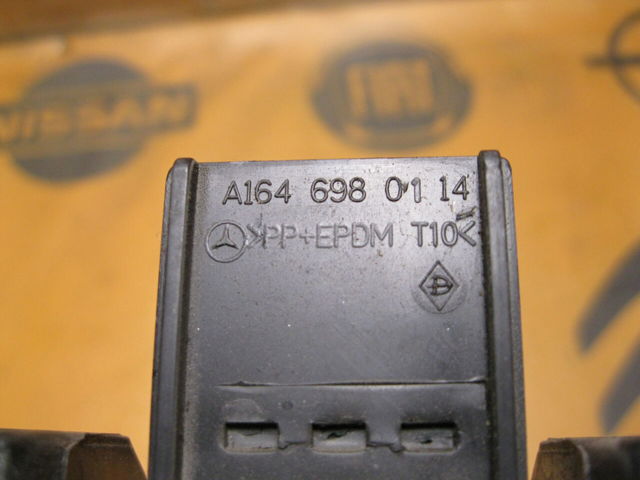 A1646982827 Кронштейн наружной накладки порога правой купить Харьков