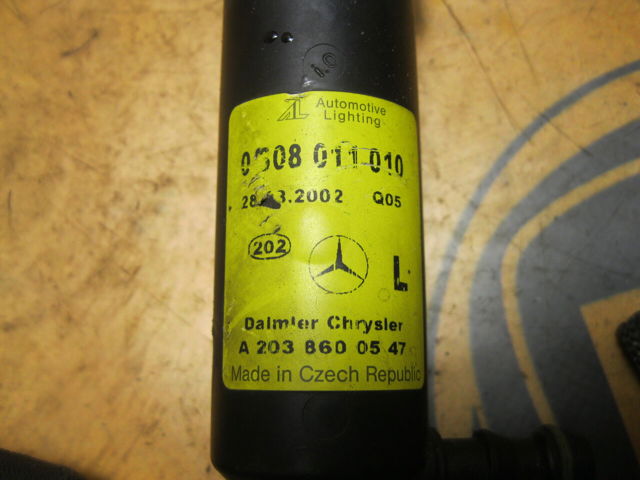 Форсунка омывателя фары передней, левой A2038600547 MERCEDES