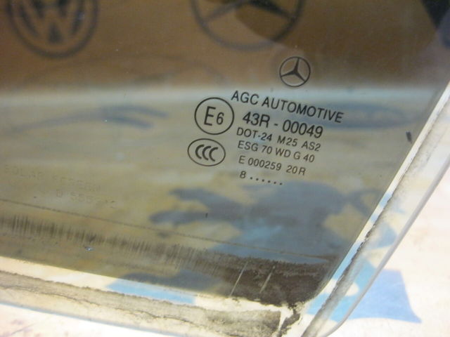 Стекло задней двери, левой A2047350300 MERCEDES