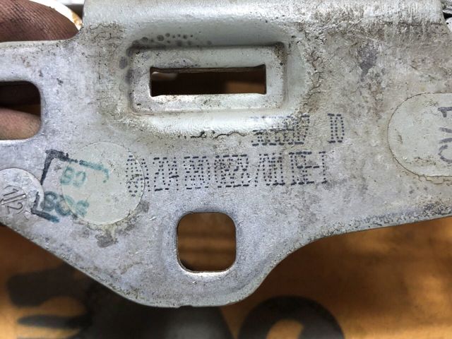 Завеса капота правая A2048800828 MERCEDES