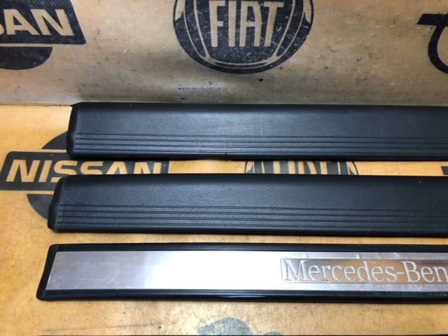 MERCEDES 2106908125 Накладка (молдинг) порога наружная левая в наличии Киев