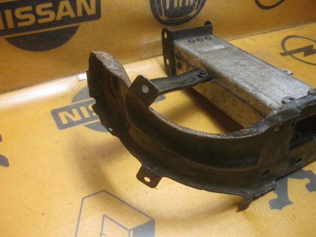 Рамка радиатора правая A2116200416 MERCEDES
