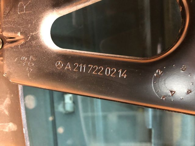 Пассажирская передняя дверь A2117201405 MERCEDES