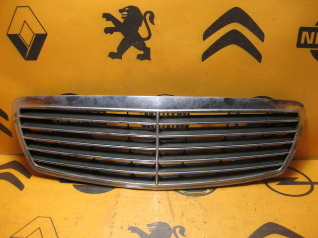Решетка радиатора A2118800583 MERCEDES