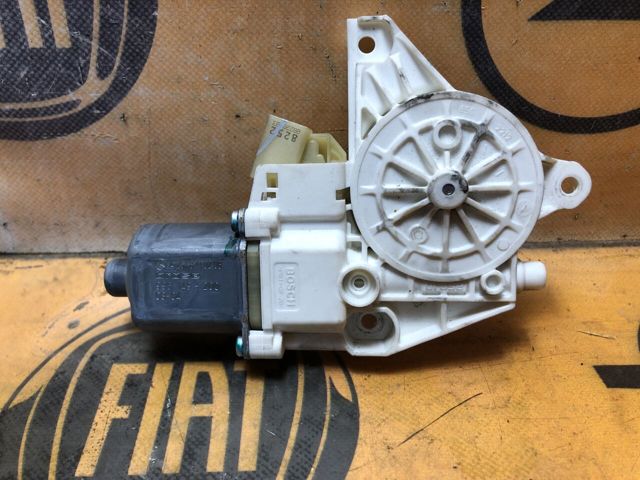 Моторчик стеклоподъемника двери задней, правой A2518200208 MERCEDES