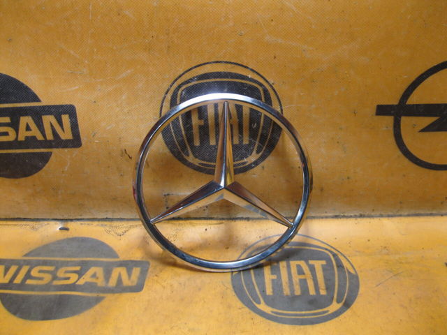 Фирменный значек решетки радиатора A2518880086 MERCEDES