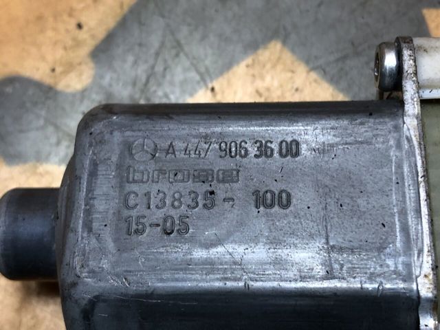 Мотор стеклоподъемника двери передней, правой A4479063600 MERCEDES