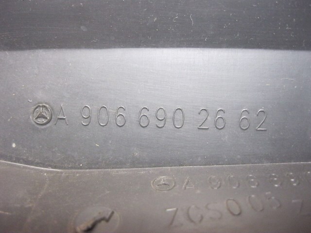 MERCEDES A9066902662 Накладка крыла переднего правого в наличии Николаев