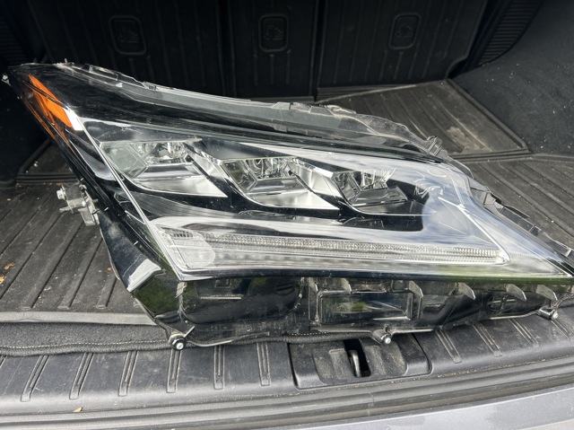 Фара комбинированная, передняя 811100E290 TOYOTA