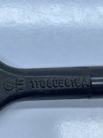 VAG 1T0805615 Буксировочный крюк в наличии Кривой Рог