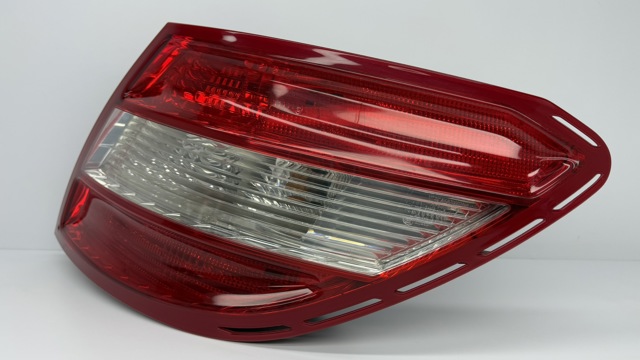 MERCEDES 2048200264 Фонарь задний правый в наличии Черкассы