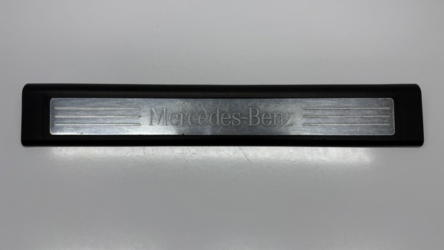 Облицовка порога внутренняя, передняя левая A1646803335 MERCEDES