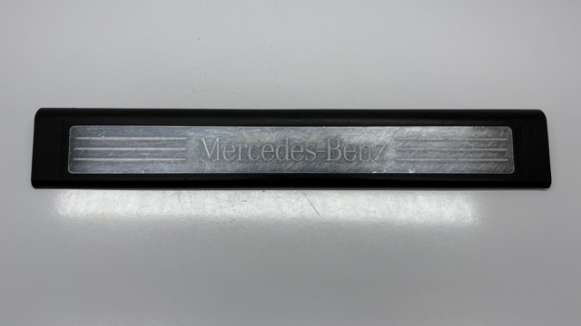 Облицовка порога внутренняя, передняя правая A1646803435 MERCEDES