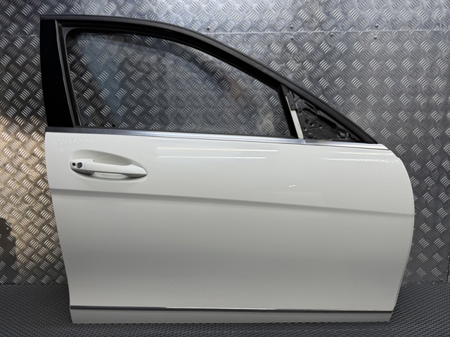 Пассажирская передняя дверь A2047200205 MERCEDES