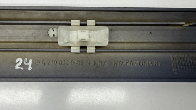 A2106900482 MERCEDES Накладка двери передней правой купить в Кривой Рог