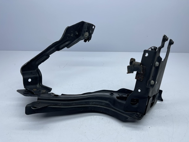 Рамка радиатора правая A2116200416 MERCEDES