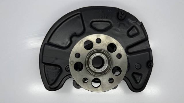 Кулак поворотный передний правый A2123321601 MERCEDES