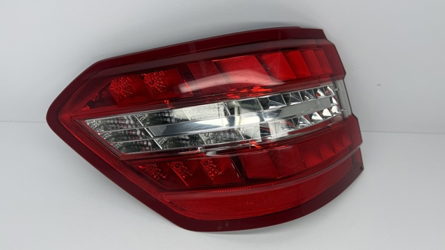 Задний левый внешний фонарь A2128203964 MERCEDES
