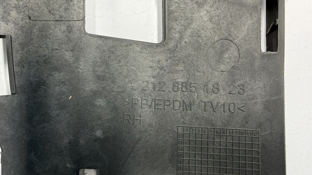 MERCEDES A2128851823 Заглушка (решетка) противотуманных фар бампера переднего правая в наличии Чернигов