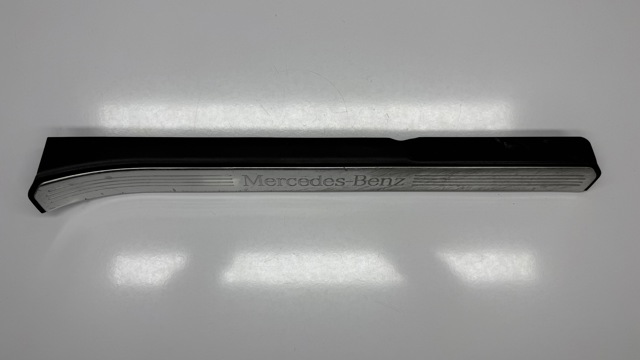 Накладка дверного порога внутренняя, передняя правая A2216800235 MERCEDES