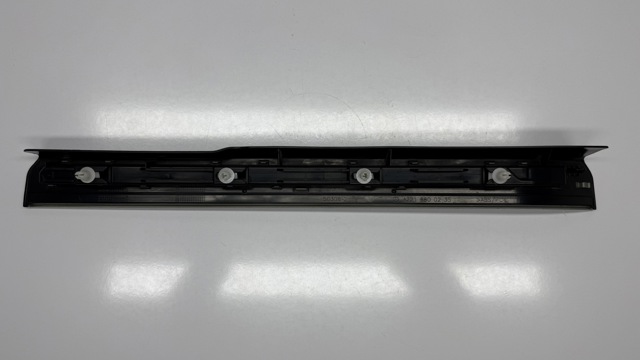 MERCEDES A2216800235 Накладка дверного порога внутренняя передняя правая в наличии Ровно