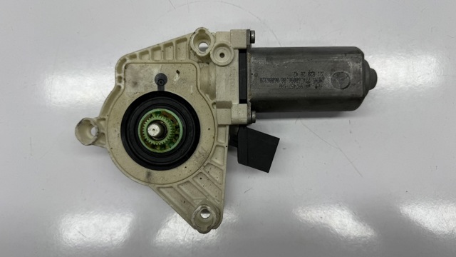Мотор стеклоподъемника двери передней, правой A2218202842 MERCEDES