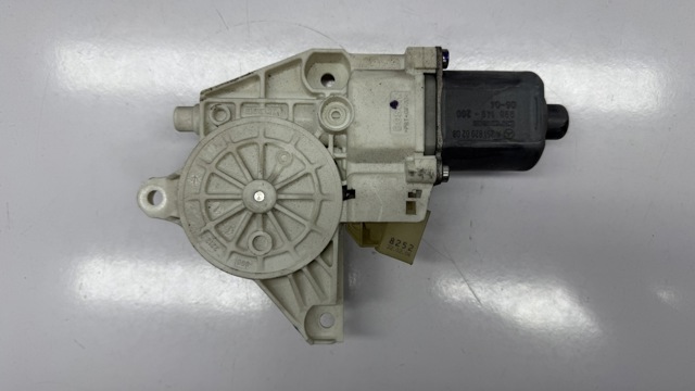 Мотор стеклоподъемника двери задней, правой A2518200208 MERCEDES