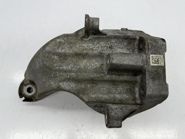 Кронштейн подушки (опоры) двигателя, левой A6512230004 MERCEDES