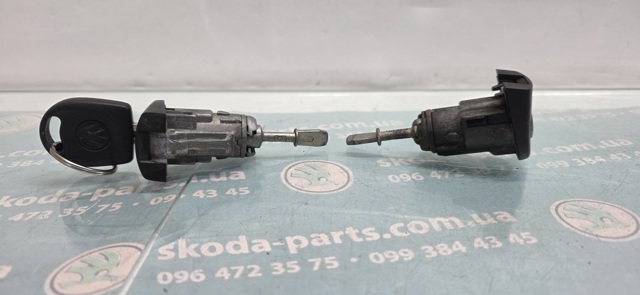 Личинка замка левой двери 1U0837167A VAG