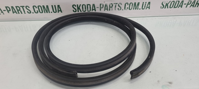 1U6810957 VAG Уплотнитель двери задней левой (на кузове) купить в Кривой Рог