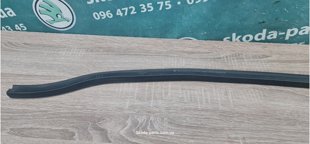 VAG 1Z0823723A Уплотнитель капота в наличии Черновцы