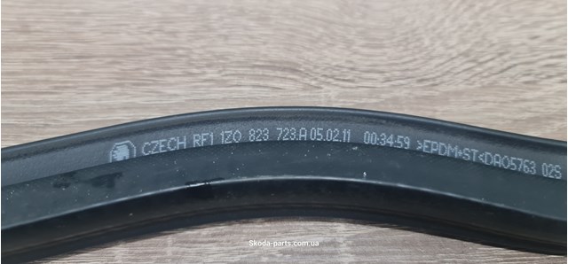 1Z0823723A VAG Уплотнитель капота купить в Каменское