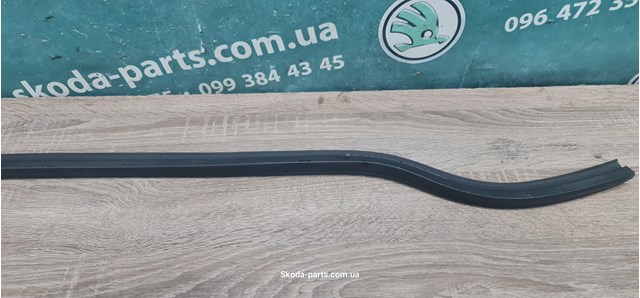 1Z0823723A Уплотнитель капота купить Украина