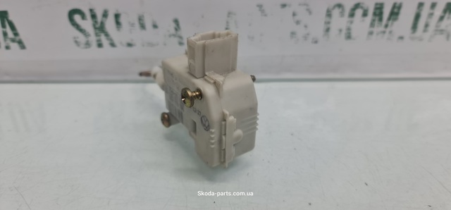 3B0959781 Актуатор замка багажника купить Кривой Рог