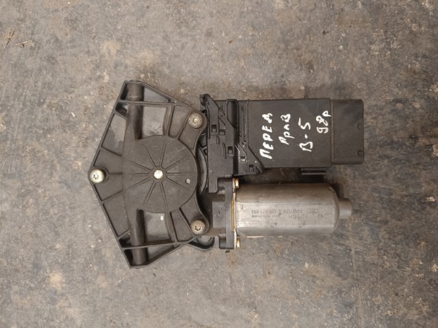 Мотор стеклоподъемника двери передней, правой 0130821694 BOSCH