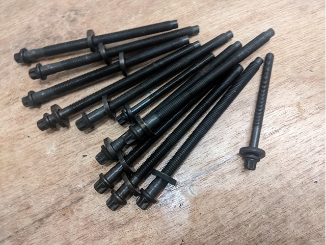 Болт головки блока цилиндров Пежо 508 SW I