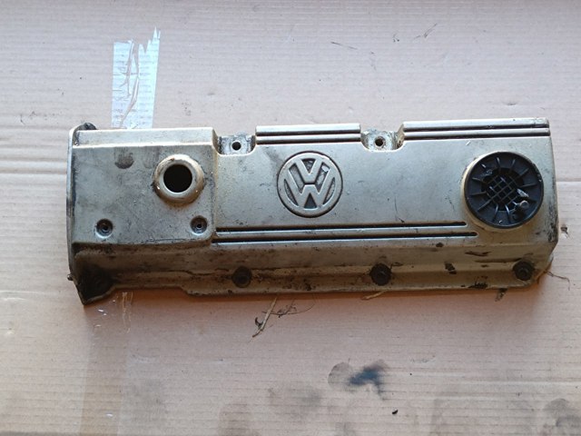 Крышка двигателя Volkswagen Golf 3