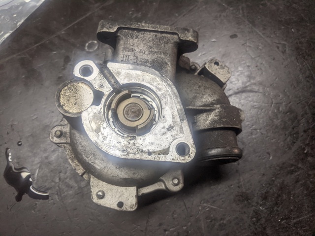 Насос водяной 11517515778 BMW