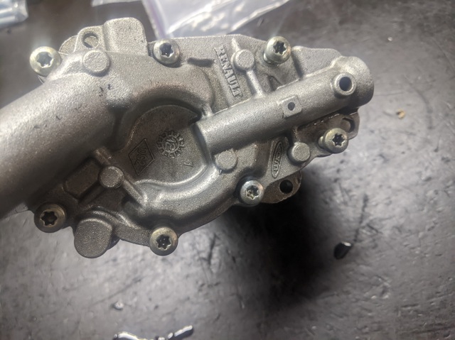 150008247R RENAULT Масляный насос купить в Харьков