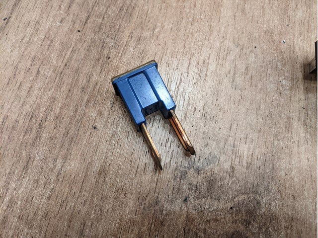 Предохранитель 1987529074 BOSCH