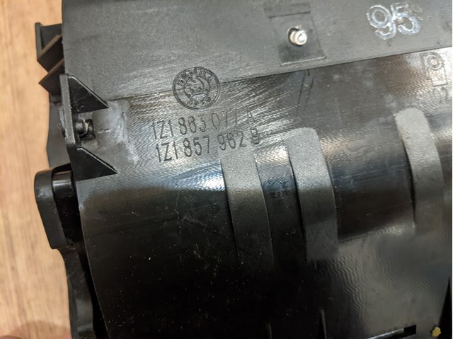 1Z1863077A VAG Пепельница купить в Запорожье