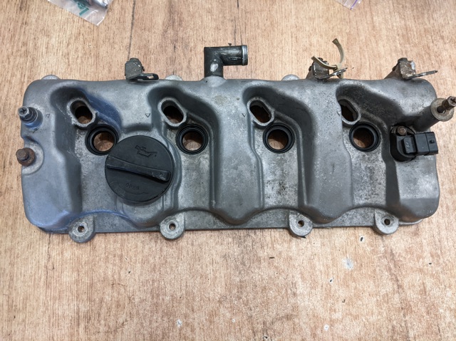 Крышка клапанов 2241027002 HYUNDAI