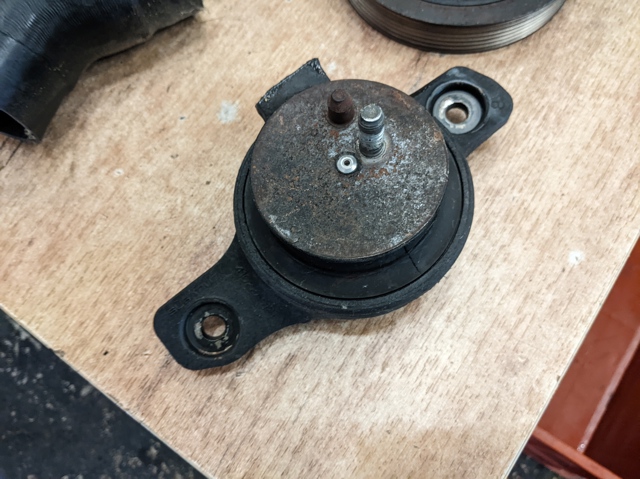 Гидроопора двигателя левая 41022AG240 SUBARU