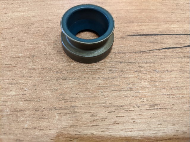 FORD 6027025 Сальник штока переключения коробки передач в наличии Николаев