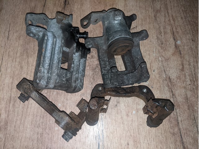 Скоба суппорта заднего 6Q0615425D VAG